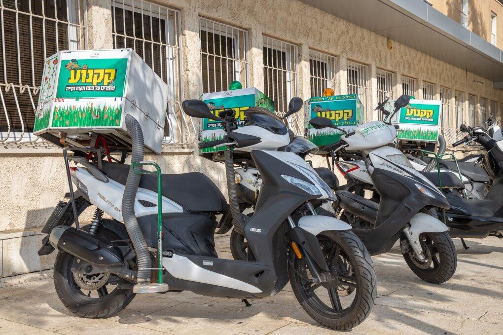 Мопеды для сбора собачьих фекалий. Фото: пресс-служба мэрии Петах-Тиквы (Мопеды для сбора собачьих фекалий. Фото: пресс-служба мэрии Петах-Тиквы) Мопеды для сбора собачьих фекалий. Фото: пресс-служба мэрии Петах-Тиквы