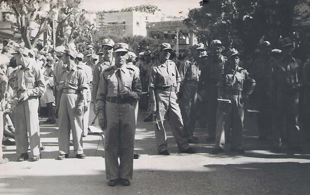 Ицхак Муза во время подготовки к параду в Тель-Авиве 4 мая 1949 года. Фото: Википедия