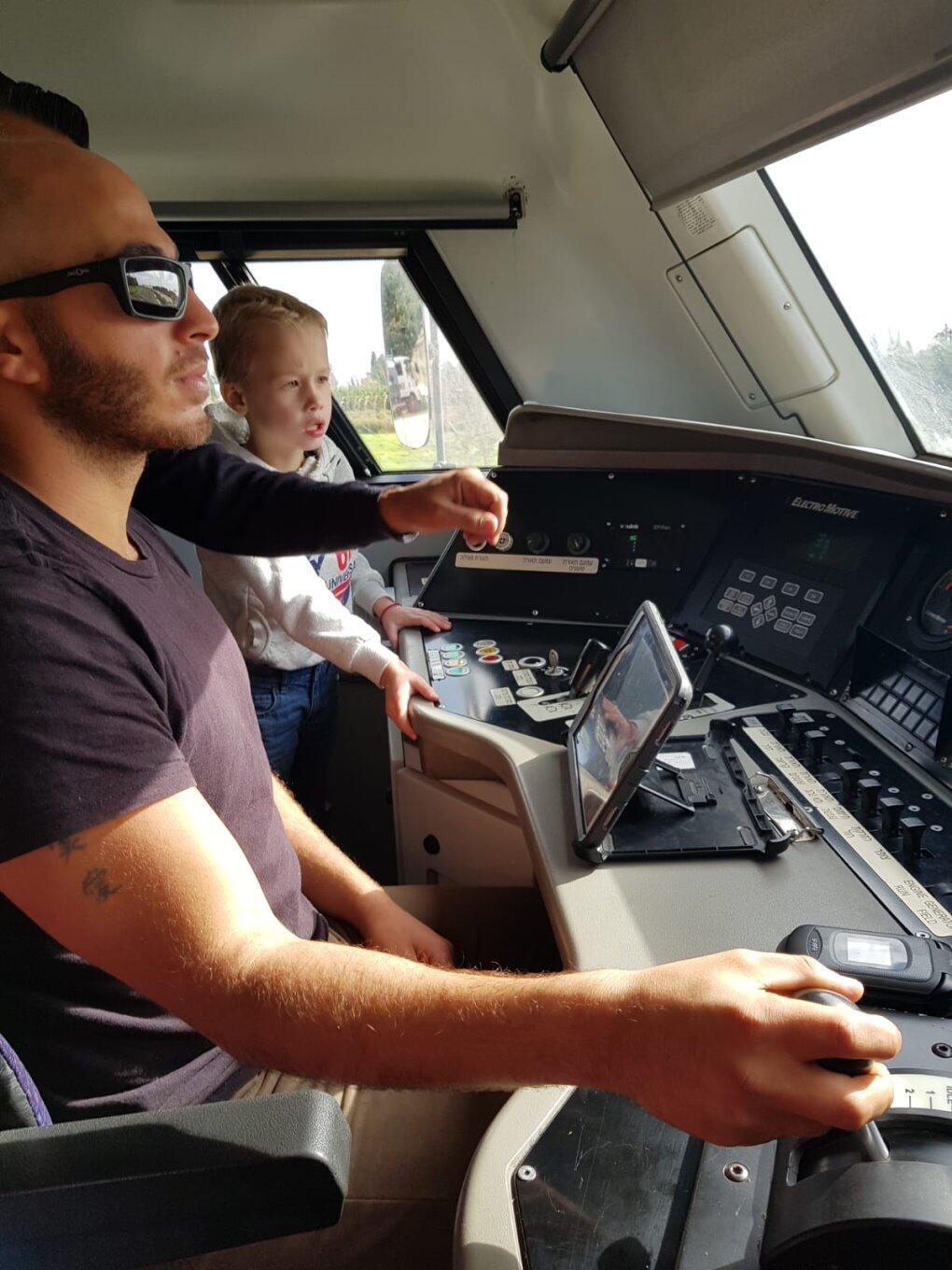 Егор в кабине машиниста. Фото: пресс-служба "Ракевет-Исраэль"nullnull Егор в кабине машиниста. Фото: пресс-служба "Ракевет-Исраэль"