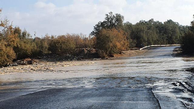 Затопление перекрестка Цэелим дождевой водой. Фото: Барэль Эфраим 