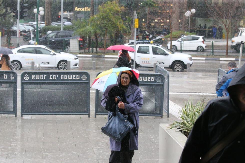 Дождь в Тель-Авиве. Фото: Моти Кимхи (צילום: מוטי קמחי) Дождь в Тель-Авиве. Фото: Моти Кимхи