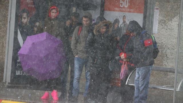 Автобусная остановка в Тель-Авиве, 19 января. Фото: Моти Кимхи (צילום: מוטי קמחי) Автобусная остановка в Тель-Авиве, 19 января. Фото: Моти Кимхи