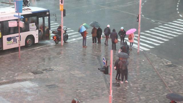 Дождь в Тель-Авиве. Фото: Моти Кимхи