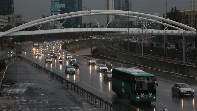 Рассвет в Тель-Авиве сегодня оказался дождливым. Фото: Моти Кимхи