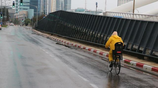 Дождь в Тель-Авиве. Фото: Моти Кимхи