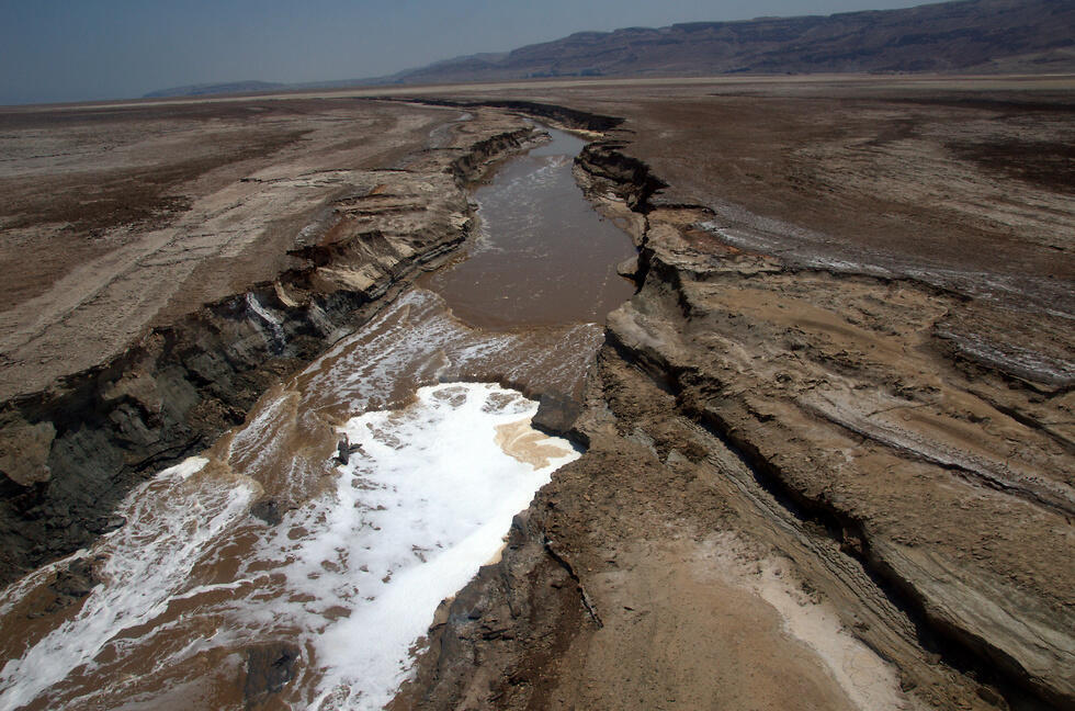 Вода в реке - это концентрированный раствор соли. Фото: Эльад Данте (צילום: ד"ר אלעד דנטה) Вода в реке - это концентрированный раствор соли. Фото: Эльад Данте