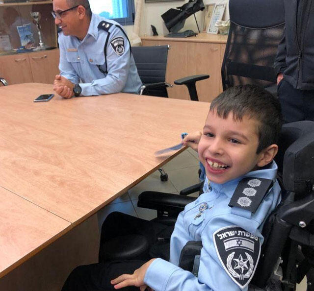 Счастливый Даник в форме полицейского с погонами капитана. Фото: пресс-служба полиции (Фото: пресс-служба полиции) Счастливый Даник в форме полицейского с погонами капитана. Фото: пресс-служба полиции