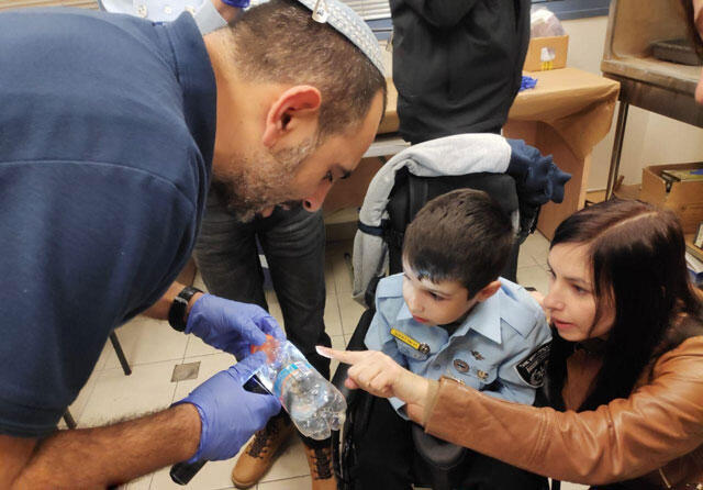 Даниэль узнал, как берут отпечатки пальцев. Фото: пресс-служба полиции (Фото: пресс-служба полиции) Даниэль узнал, как берут отпечатки пальцев. Фото: пресс-служба полиции