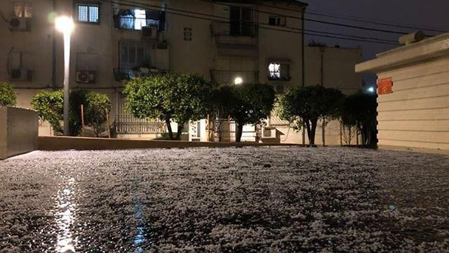 Град в Тель-Авиве. Фото: Идан Амига (צילום: עידן אמיגה) Град в Тель-Авиве. Фото: Идан Амига