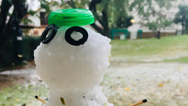 Снеговик из града. Фото: Итамар Коэн (צילום: איתמר כהן) Снеговик из града. Фото: Итамар Коэн