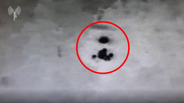 Террорист бросает гранату в сторону бойцов ЦАХАЛа. Фото: пресс-служба ЦАХАЛа (צילום: דובר צה"ל) Террорист бросает гранату в сторону бойцов ЦАХАЛа. Фото: пресс-служба ЦАХАЛа