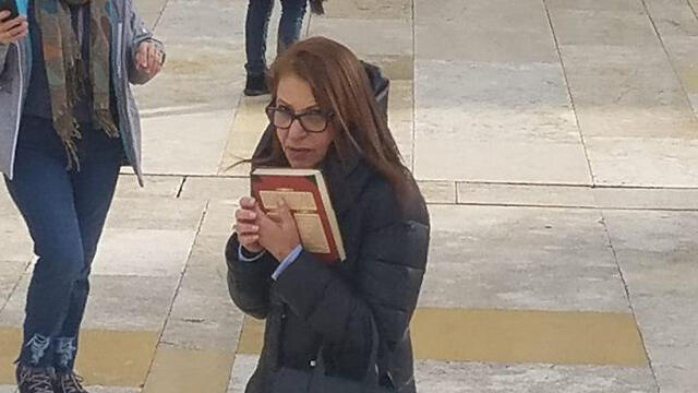 Яфа Иссахар на площади у Стены плача 
