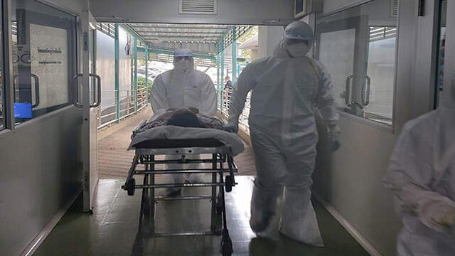 Больница в Таиланде. Больного перевозят в изолятор. Фото: EPA