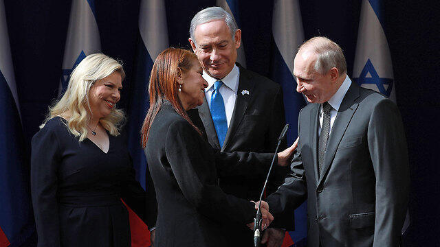 Путин, супруги Нетаниягу и Яфа Иссахар. Фото: Охад Цвайгенберг