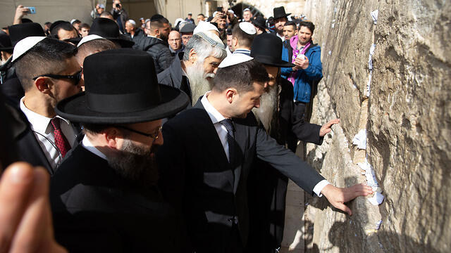 Владимир Зеленский у Стены плача. Фото: Фонд наследия Храмовой горы (צילום: הקרן למורשת הכותל המערבי) Владимир Зеленский у Стены плача. Фото: Фонд наследия Храмовой горы