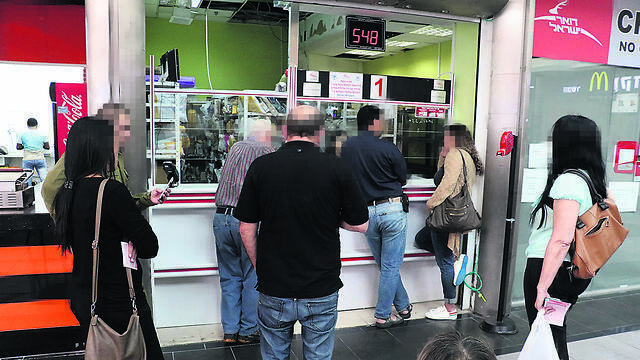 Получение посылок. Фото: Шауль Голан (צילום: שאול גולן) Получение посылок. Фото: Шауль Голан