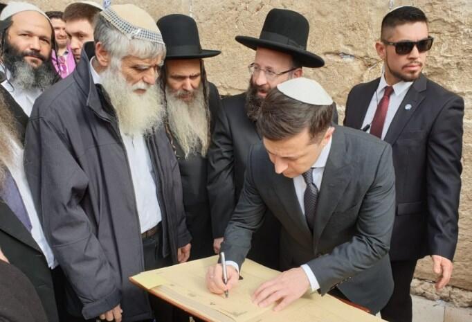 Владимир Зеленский у стены плача (Фото: офис президента Украины) Владимир Зеленский у стены плача