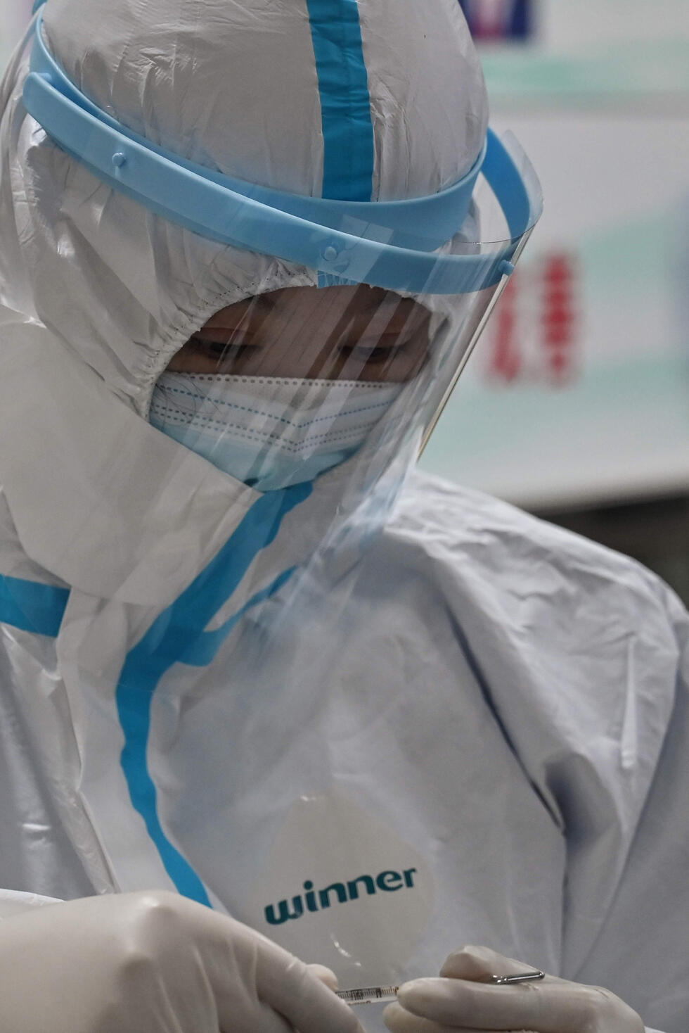 Медработник в палатах-изоляторах для больных коронавирусной инфекцией. Фото: AFP (צילום: AFP) Медработник в палатах-изоляторах для больных коронавирусной инфекцией. Фото: AFP