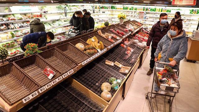 Супермаркет в городе Ухань - эпицентре эпидемии. Фото: EPA (צילום: EPA) Супермаркет в городе Ухань - эпицентре эпидемии. Фото: EPA