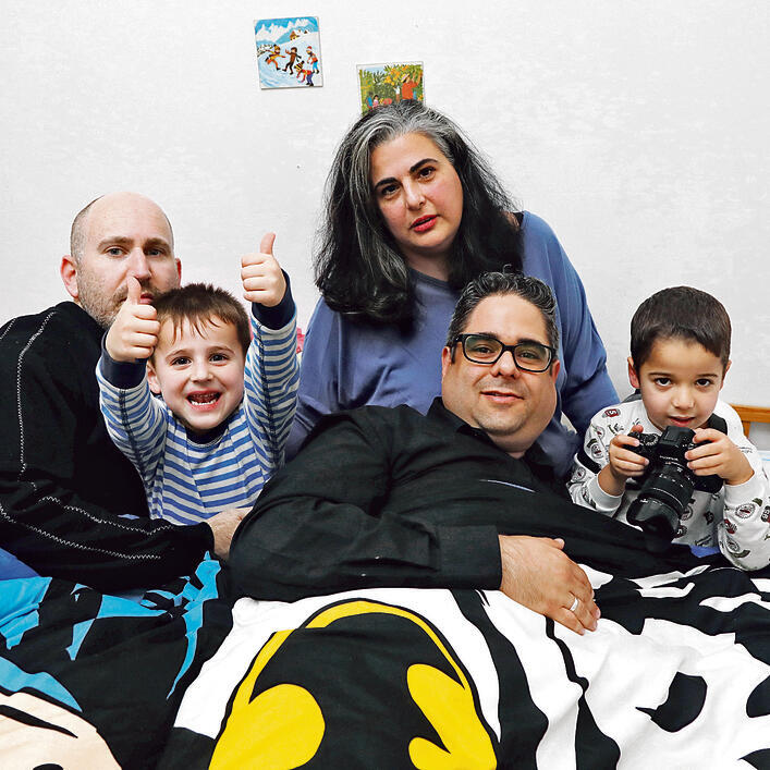 Ор, Гиль, Гали и их дети - теперь официально братья. Фото: Шауль Голан (Ор, Гиль, Гали и их дети - теперь официально братья. Фото: Шауль Голан) Ор, Гиль, Гали и их дети - теперь официально братья. Фото: Шауль Голан