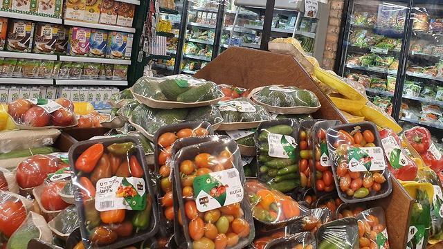  Нередко органические овощи и фрукты еще закатывают и в целлофан. Фото: Мейрав Кристал
