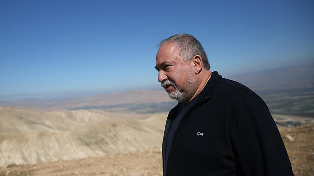 Авигдор Либерман в Иорданской долине. Фото: Алекс Коломойский (צילום: אלכס קולומויסקי) Авигдор Либерман в Иорданской долине. Фото: Алекс Коломойский