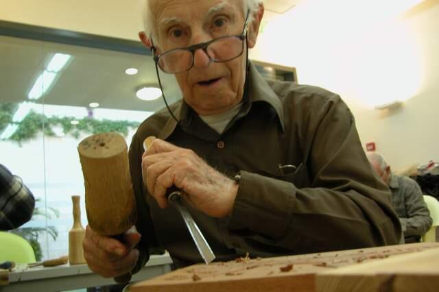 Пожилые люди за работой над предметом искусства. Фото: пресс-служба музея (Фото: пресс-служба музея) Пожилые люди за работой над предметом искусства. Фото: пресс-служба музея