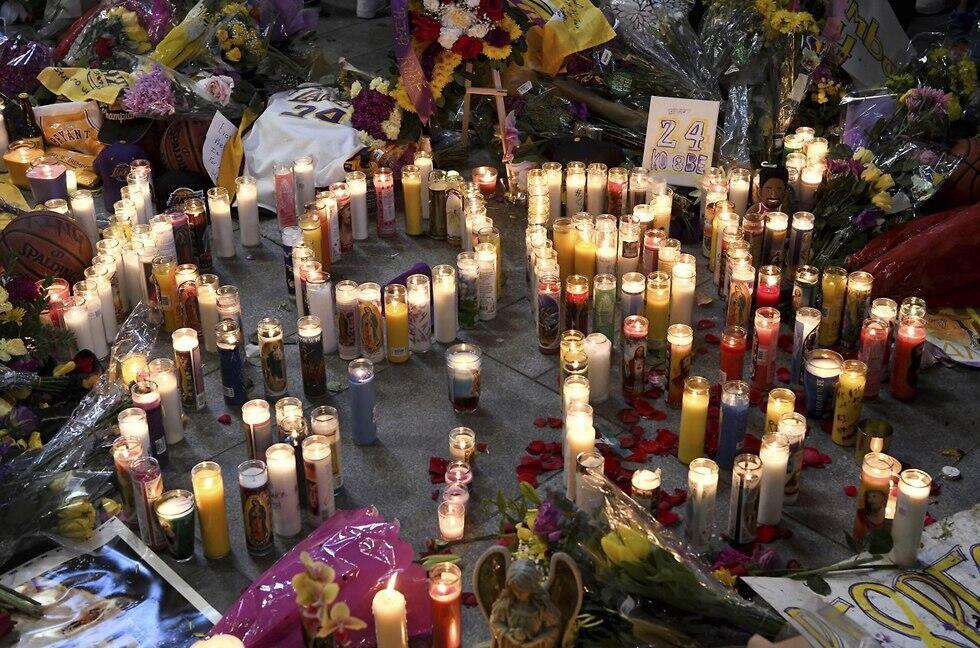   Поклонники прощаются с легендарным игроком. Фото: AFP