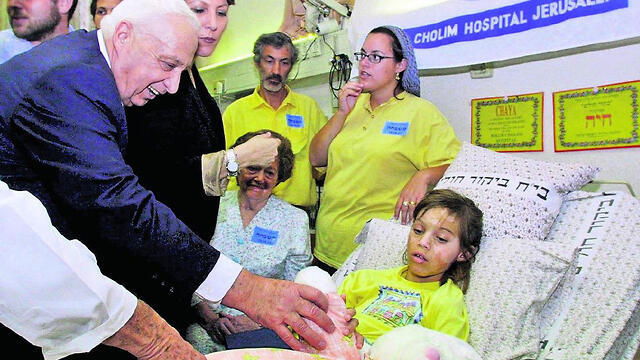 Ариэль Шарон навещает Хаю в больнице, 2001 год