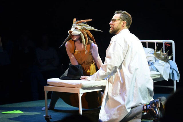 Сцена из спектакля "Кто со мной?". Фото: Сергей Демьянчук