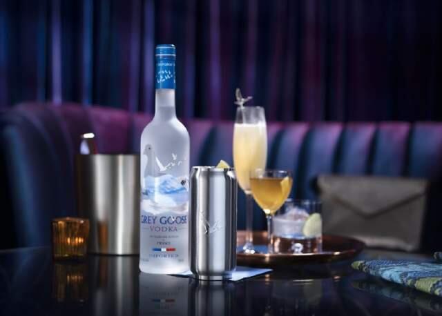 Grey Goose пьют охлажденной, и ее мягкий вкус позволяет комбинировать ее с любой добавкой