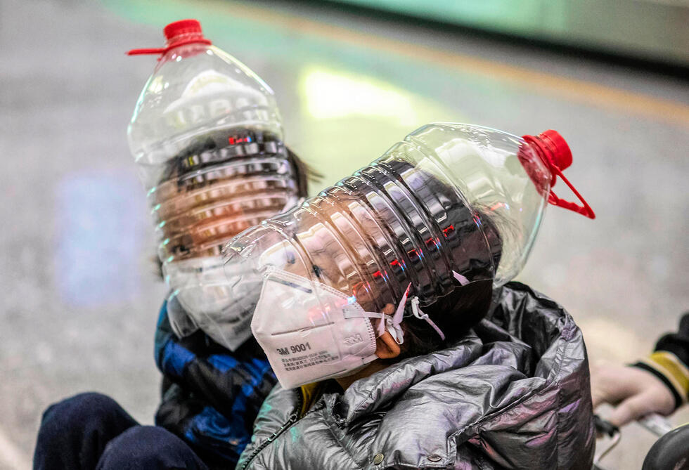 В эпицентре эпидемии люди пытаются защититься, как могут. Фото: EPA