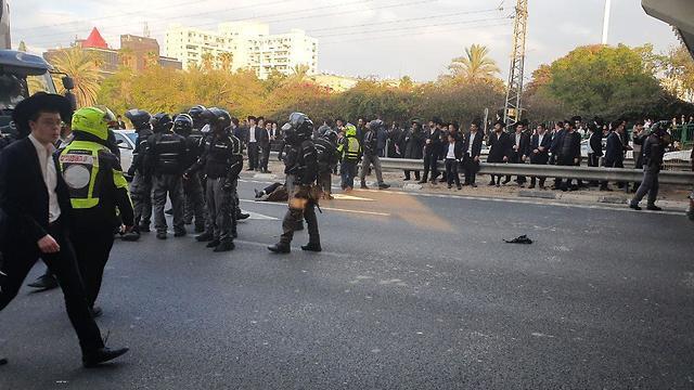 Демонстрация ортодоксов на шоссе № 4. Фото: Итай Блюментальnullnull Демонстрация ортодоксов на шоссе № 4. Фото: Итай Блюменталь