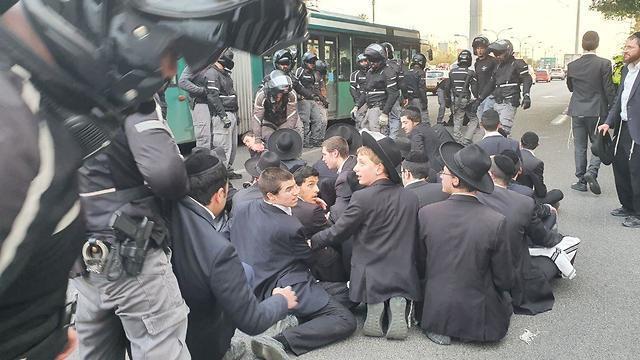 Демонстрация ортодоксов на шоссе № 4. Фото: Итай Блюментальnullnull Демонстрация ортодоксов на шоссе № 4. Фото: Итай Блюменталь