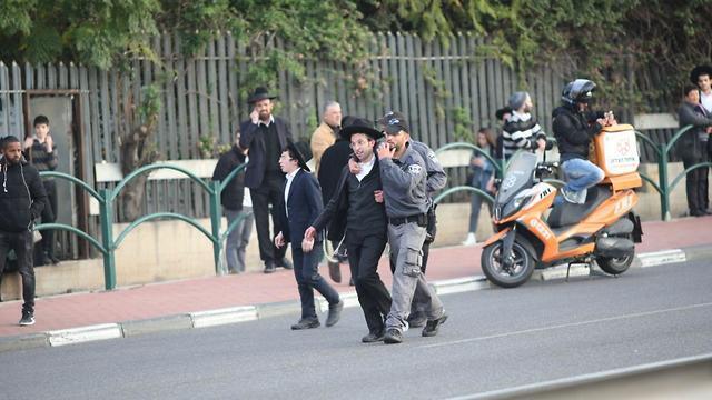 Демонстрация ортодоксов на шоссе № 4. Фото: Моти Кимхи (צילום: מוטי קמחי) Демонстрация ортодоксов на шоссе № 4. Фото: Моти Кимхи