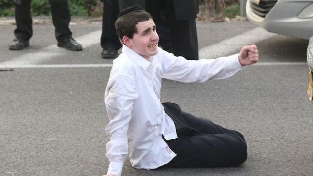 Демонстрация ортодоксов на шоссе № 4. Фото: Моти Кимхи (צילום: מוטי קמחי) Демонстрация ортодоксов на шоссе № 4. Фото: Моти Кимхи