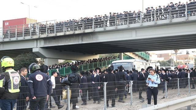 Демонстрация ортодоксов на шоссе № 4. Фото: Моти Кимхи (צילום: מוטי קמחי) Демонстрация ортодоксов на шоссе № 4. Фото: Моти Кимхи