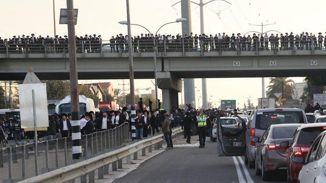 Демонстрация ортодоксов на шоссе № 4. Фото: Моти Кимхи (צילום: מוטי קמחי) Демонстрация ортодоксов на шоссе № 4. Фото: Моти Кимхи