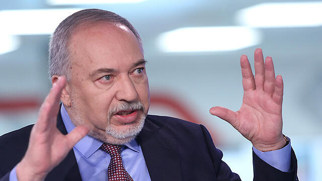 Авигдор Либерман в студии Ynet. Фото: Ави Муалем