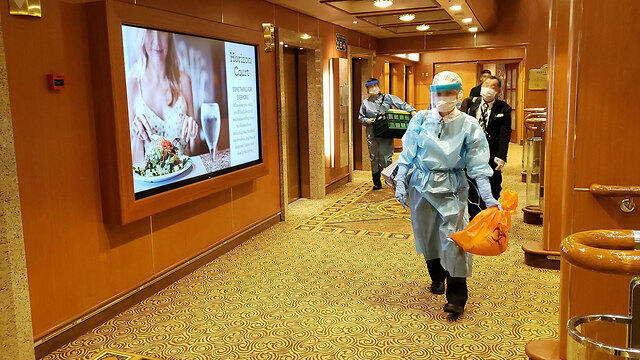 Медики на борту круизного лайнера с заболевшими. Фото: AFP 