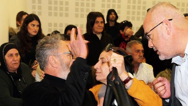 Мухаммад Бакри демонстрирует средний палец. Фото: Ярив Кац