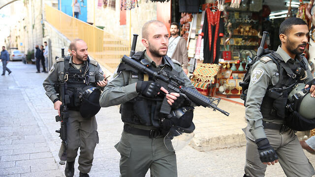 На месте теракта. Фото: Амит Шааби ( צילום: עמית שאבי ) На месте теракта. Фото: Амит Шааби