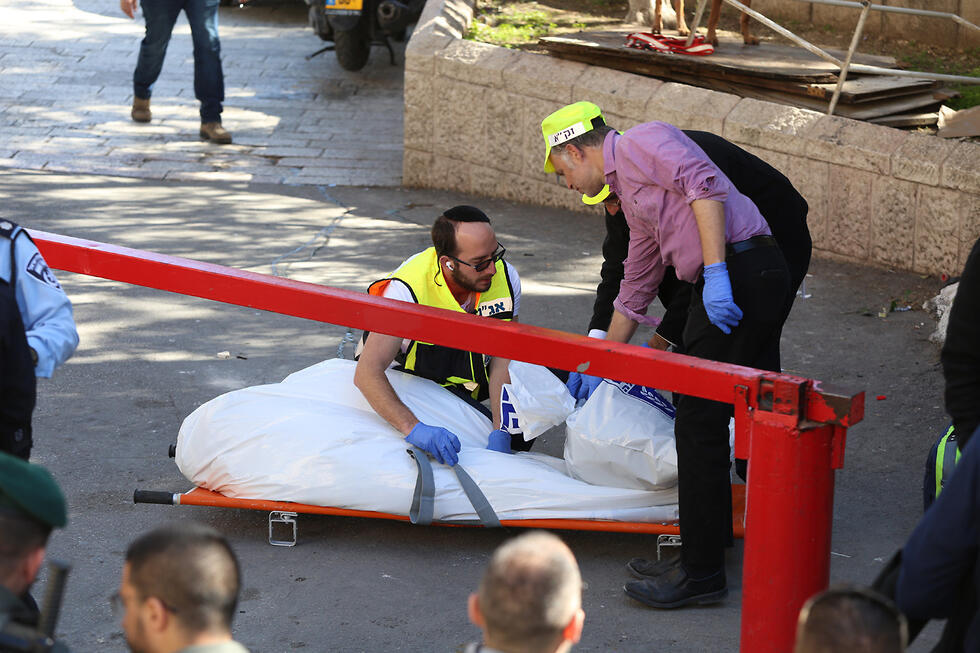 Тело нейтрализованного террориста в Старом городе Иерусалима. Фото: Амит Шааби