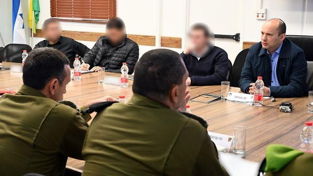 Беннет проводит оперативное совещание. Фото: Ариэль Хермони 