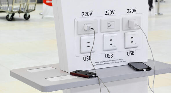 Точка подзарядки электронных устройств в аэропорту. Фото: shutterstock (Подзарядка электронных устойств в аэропорту. Фото: shutterstock) Точка подзарядки электронных устройств в аэропорту. Фото: shutterstock