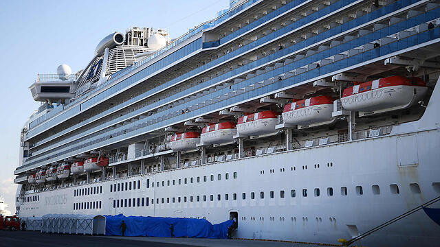 Круизный лайнер Diamond Princess на карантине в Иокогаме. Фото: AFP