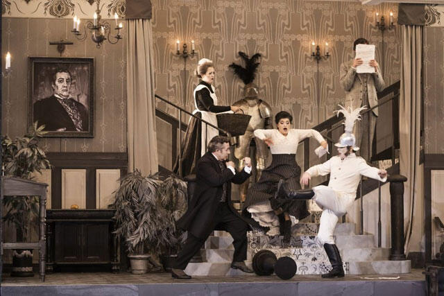 Сцена из спектакля "Севильский цирюльник". Фото: Миклош Сабо (Сцена из спектакля "Севильский цирюльник". Фото: Миклош Сабо) Сцена из спектакля "Севильский цирюльник". Фото: Миклош Сабо