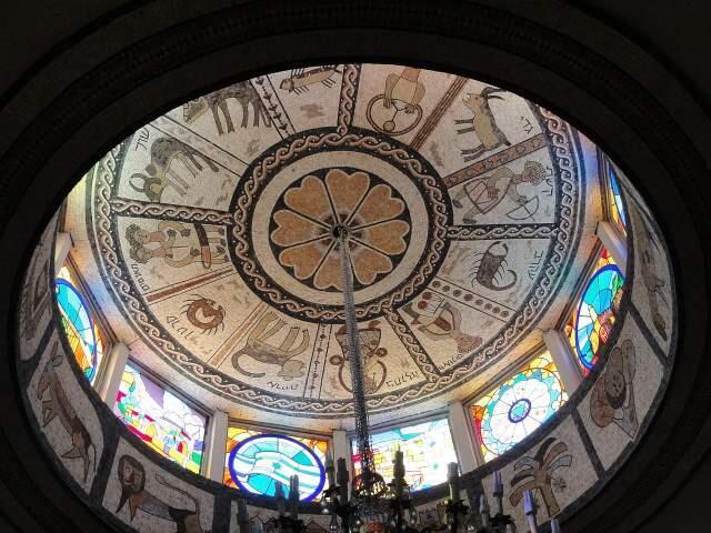 Проникающий сквозь витражные стекла солнечный свет создает в синагоге особую атмосферу. Фото: Википедия (Фото: Википедия) Проникающий сквозь витражные стекла солнечный свет создает в синагоге особую атмосферу. Фото: Википедия