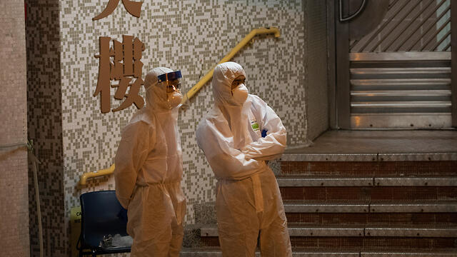 Эвакуация жильцов дома в Гонконге. Фото: EPA (צילום: EPA) Эвакуация жильцов дома в Гонконге. Фото: EPA