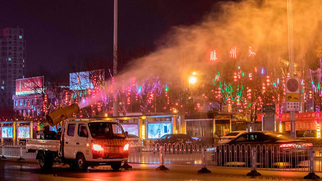 Cанитаризация улиц в Китае. Фото: AFP (צילום: AFP) Cанитаризация улиц в Китае. Фото: AFP